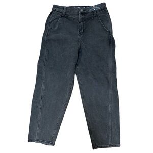 NWT Hollister ultra high rise vintage relaxed mom jean size 5 Short washed black